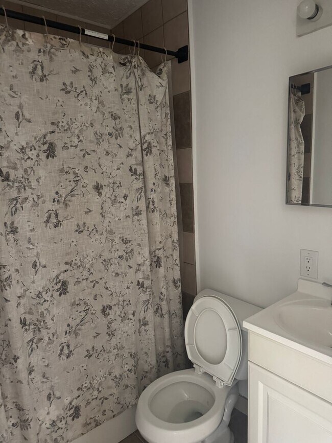 Building Photo - RARE CARSON LANE DUPLEX AVAILABLE