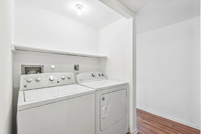 Building Photo - Check out this delightful 1 bed and 1 bath condo For Rent in a prime Fairfax location!