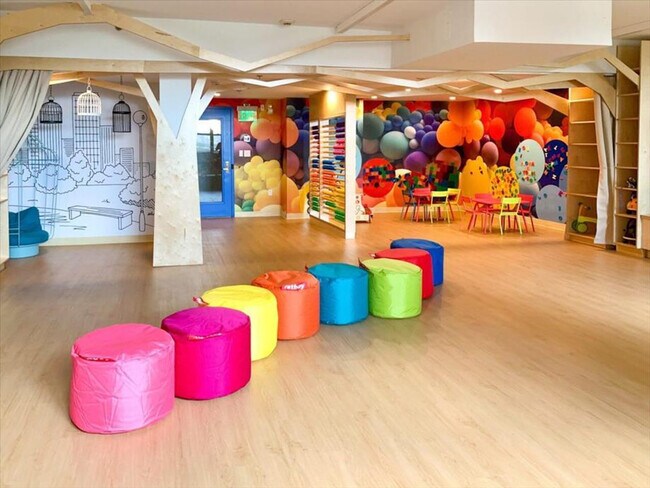 Building Photo - 330 River St