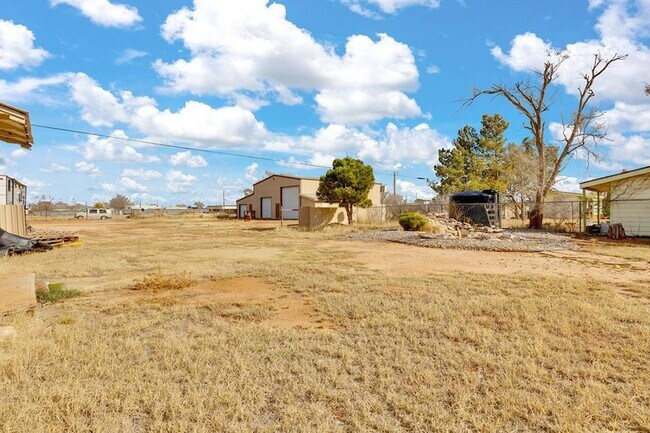 Building Photo - 2811 S County Rd 1200