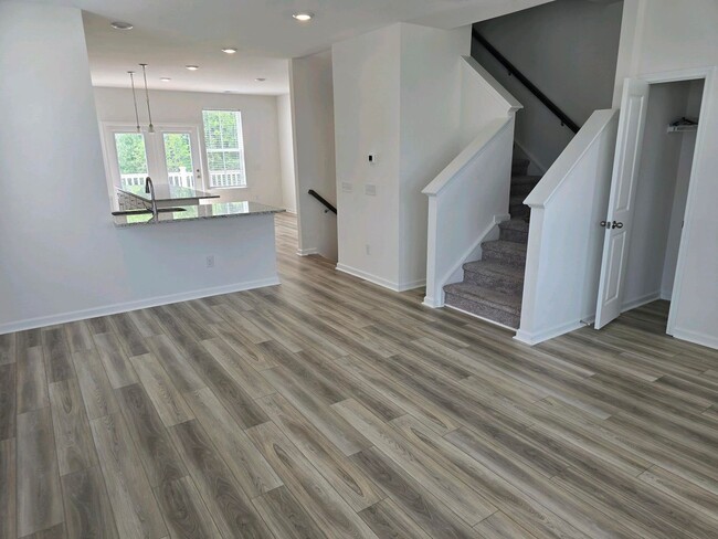 Building Photo - Spacious 4-Bedroom Home with Gourmet Kitch...