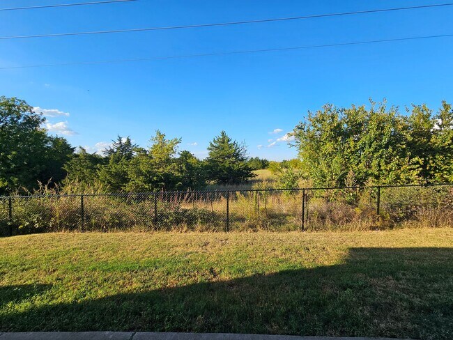 Building Photo - 3 (Bed)/(2) Bath + Office in Royal Oaks. N...