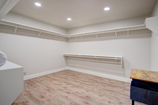 Building Photo - 5709 Walraven Cir