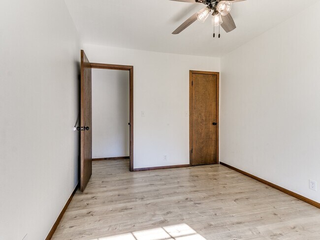 Building Photo - Clador