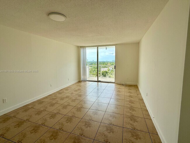 Building Photo - 2000 NE 135th St