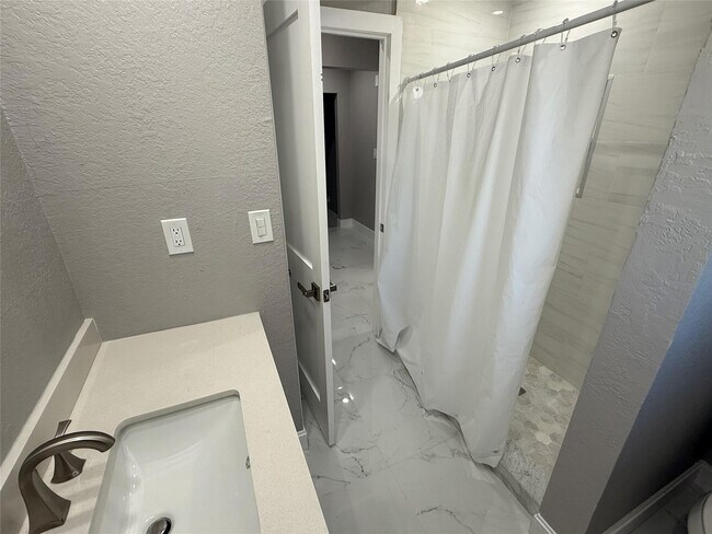 Building Photo - 603 N Sunset Ave