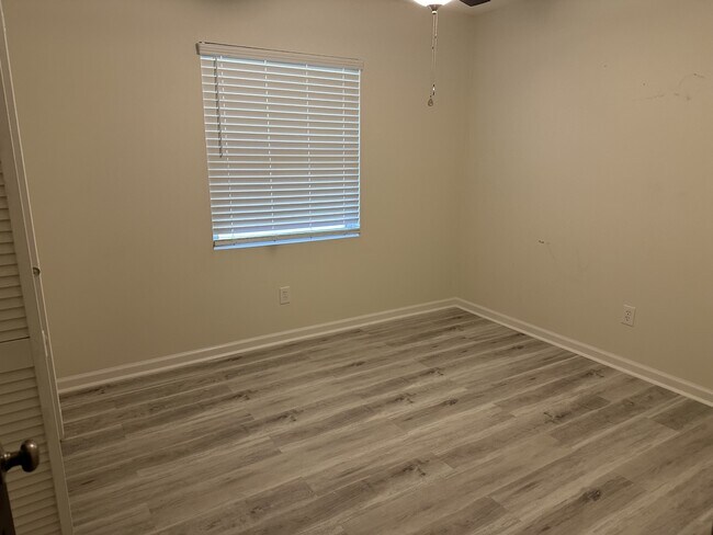 Building Photo - 100 Fieldcrest Dr
