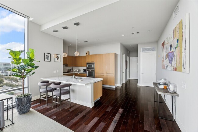 Building Photo - 2727 Kirby Dr