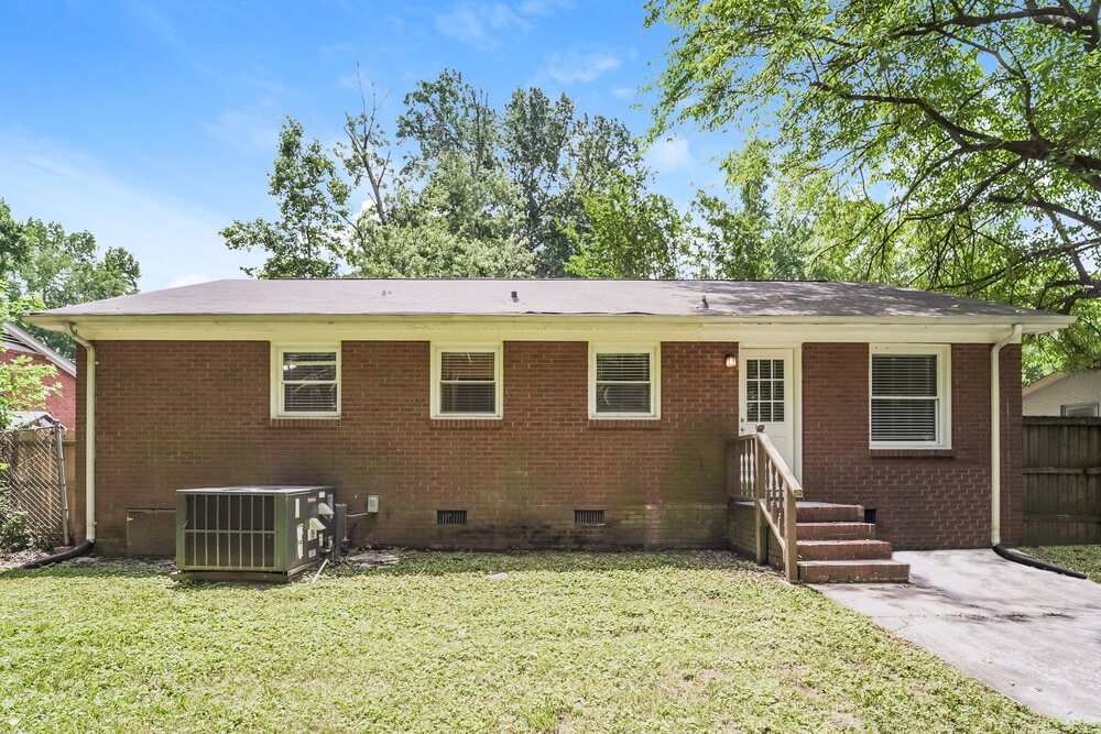 Building Photo - 2413 Dora Dr