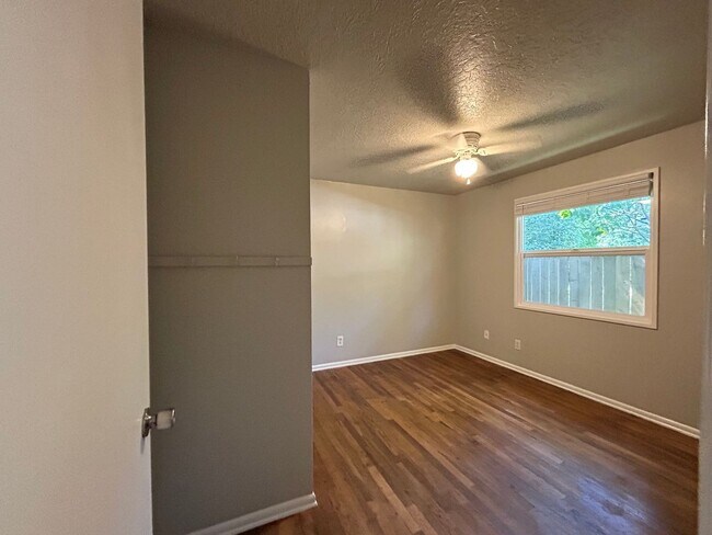 Building Photo - Spacious 3 Bed, 1.0 Bath House - Fully Fen...