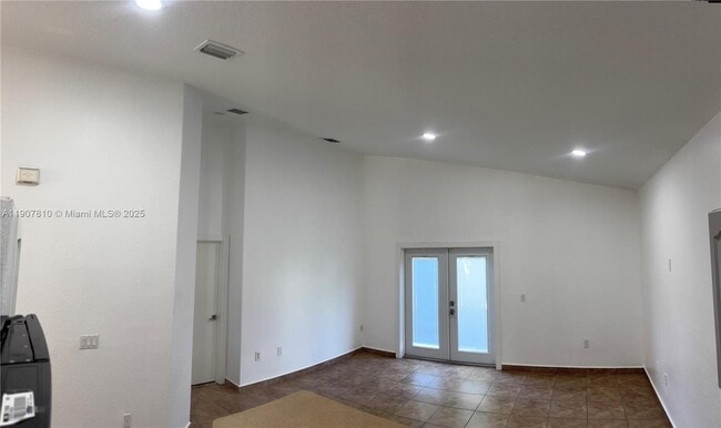 Building Photo - 709 SE 13th Terrace