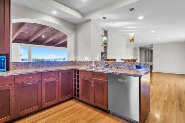Building Photo - 5940 La Jolla Mesa Dr