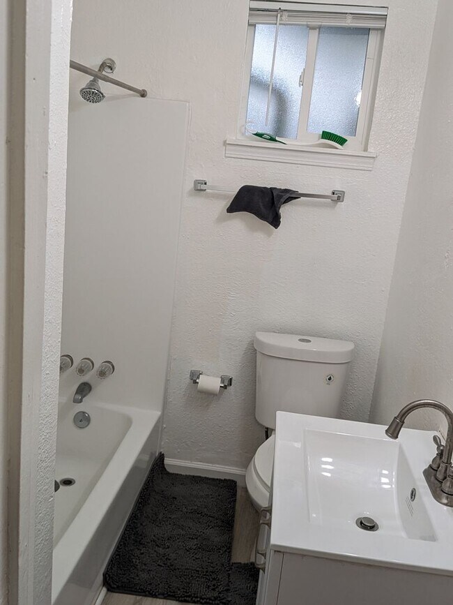 Building Photo - 4006 34th St - Sacramento 95820