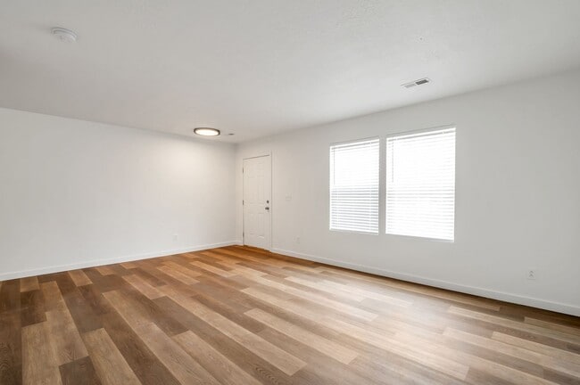 Building Photo - Newly Updated Pet Friendly 3 Bed - 2 Bath ...