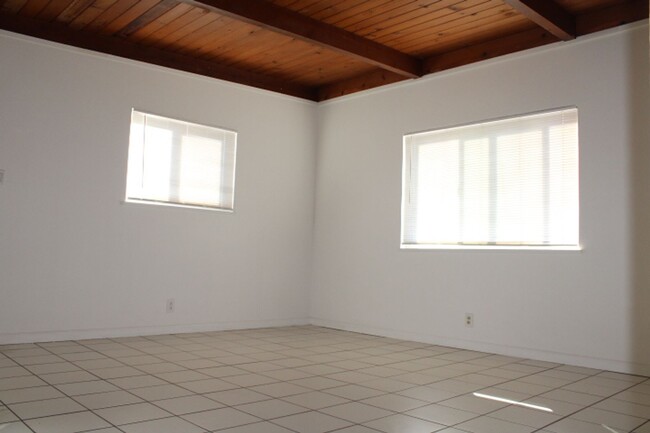 Building Photo - 527 Vaqueros Ave
