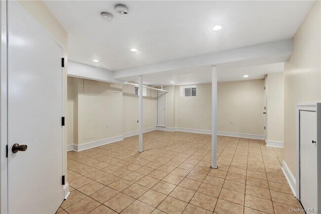 Building Photo - 48 Rossmore Ave