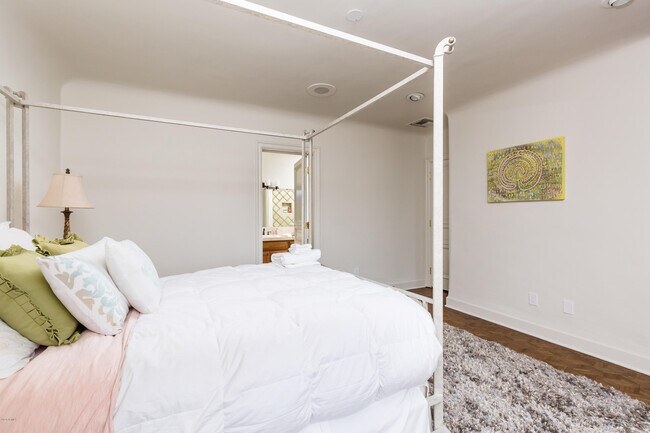 Building Photo - 7421 N Las Brisas Ln
