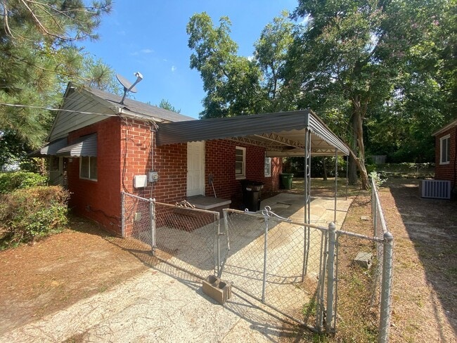 Building Photo - **AVAILABLE NOW** 3 Bedroom / 1 Bathroom H...