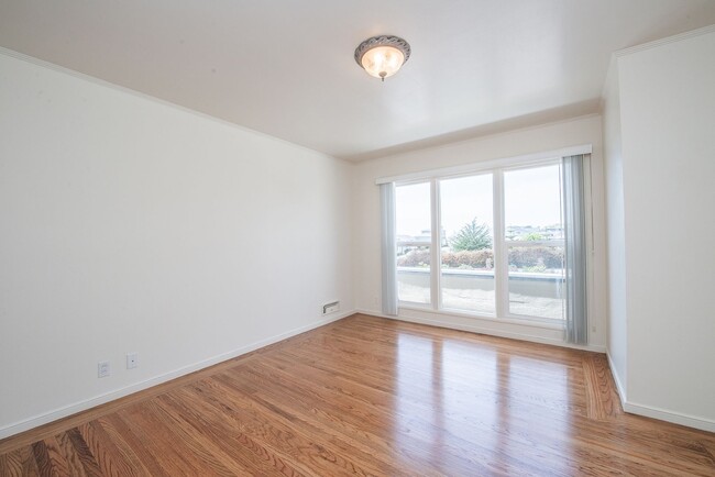 Building Photo - 3 Bed, 1.5 Westlake Detached Doelger Unfur...