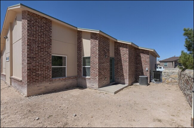 Building Photo - 14408 Escalera Dr