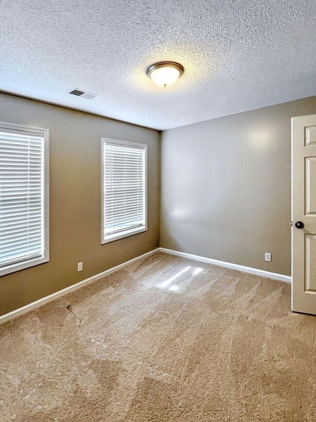 Building Photo - Spacious 3-Bedroom Home with Deck, Firepla...