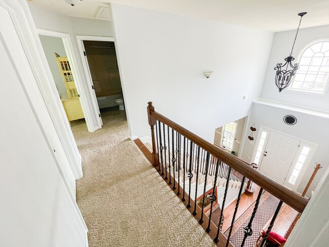 Building Photo - Beautiful 4 bedroom Near Post!