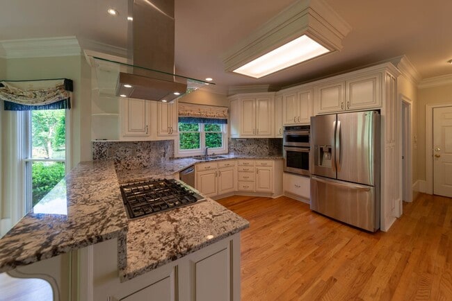 Building Photo - 3200 Brookside Dr