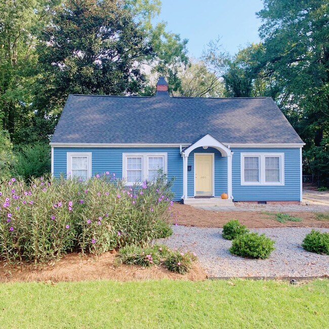 Building Photo - 3 Bedrooms 2 Full Baths with fenced in bac...