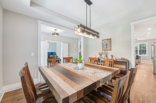 Building Photo - Luxury 5 Bed, 3.5 Bath Home on Large Lot !...