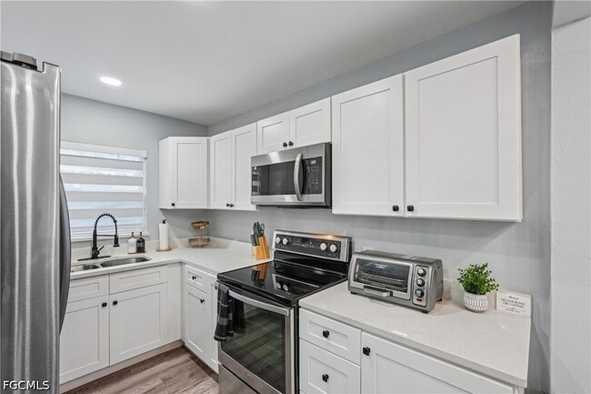 Building Photo - 92 Oak St