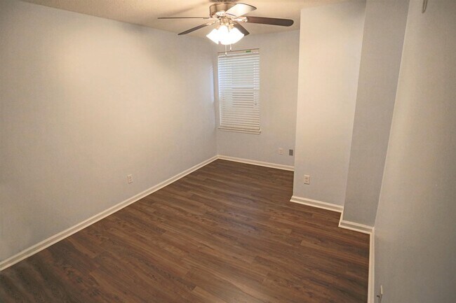 Building Photo - 914 Golden Lake Loop