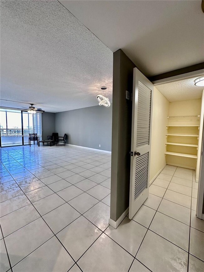 Building Photo - 2500 Parkview Dr