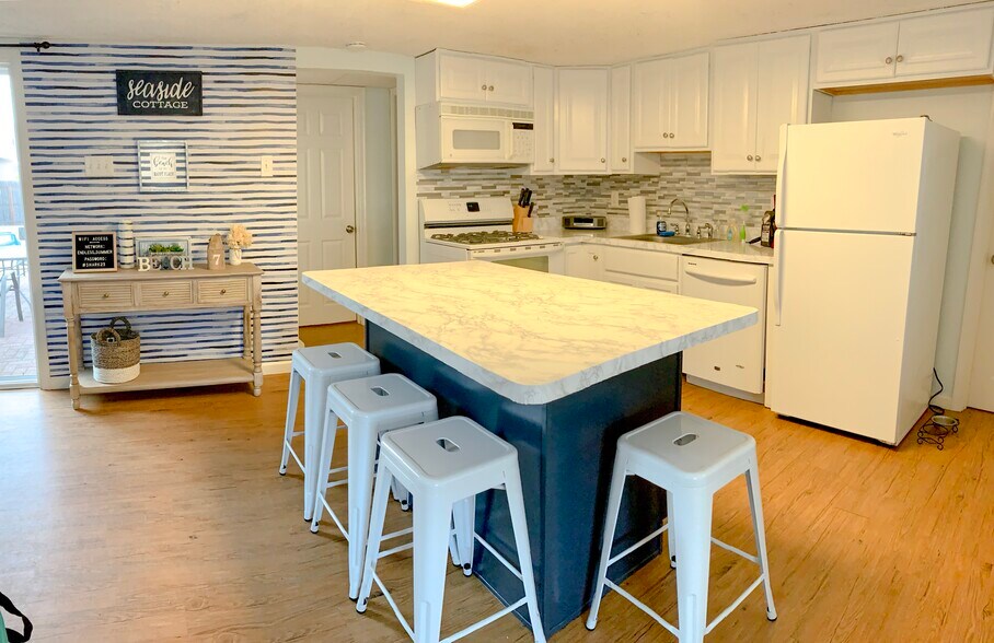 Eat in kitchen. - 104 7th Ave