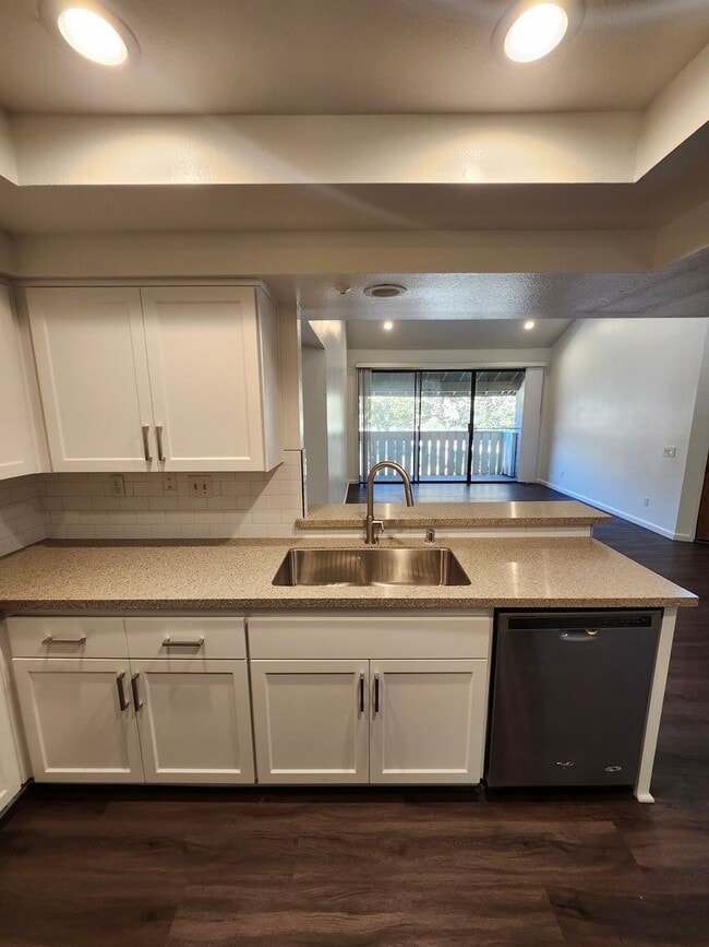 Building Photo - Beautiful 2-Bedroom Condo in Phillips Ranch