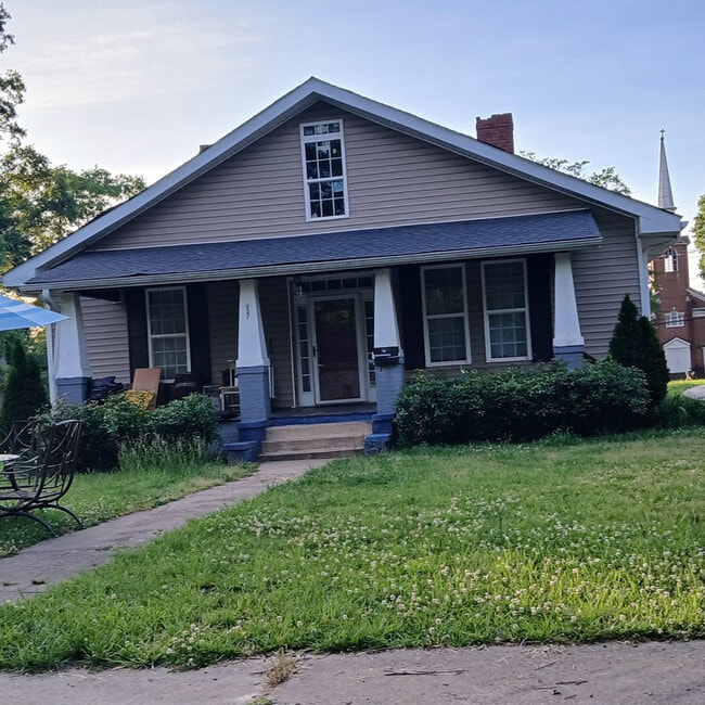 Building Photo - 937 Toms St