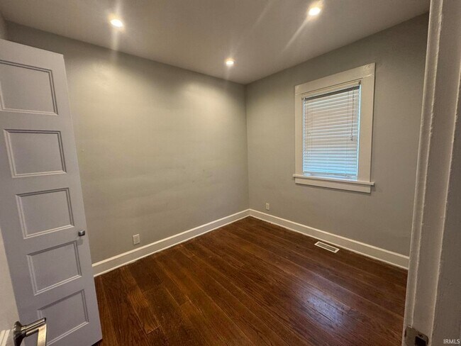 Building Photo - 729 E Hunter Ave