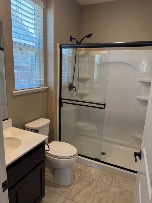 Building Photo - Newer Modern 4 Bedroom 3.5 Bath w/ Bedroom...