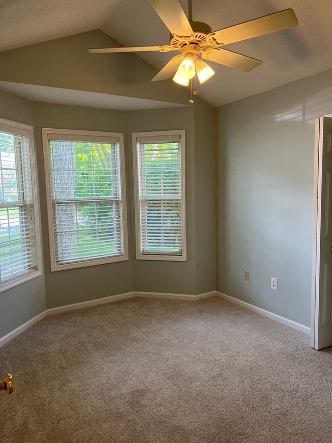 Building Photo - Beautiful Lake Side Location! Lake Linden ...