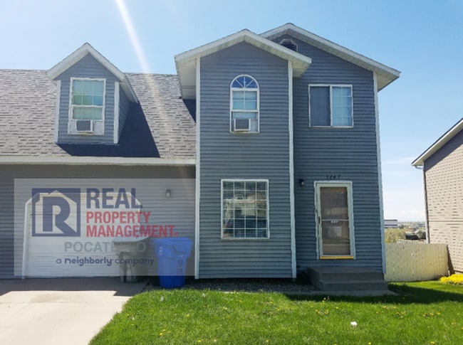 Building Photo - 3 bed 1.5 Bath Duplex - 1 Car Garage