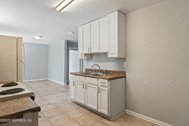 Building Photo - 1011 Glencarin St