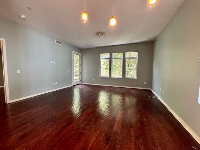 Building Photo - Luxury condo minutes from the beach...