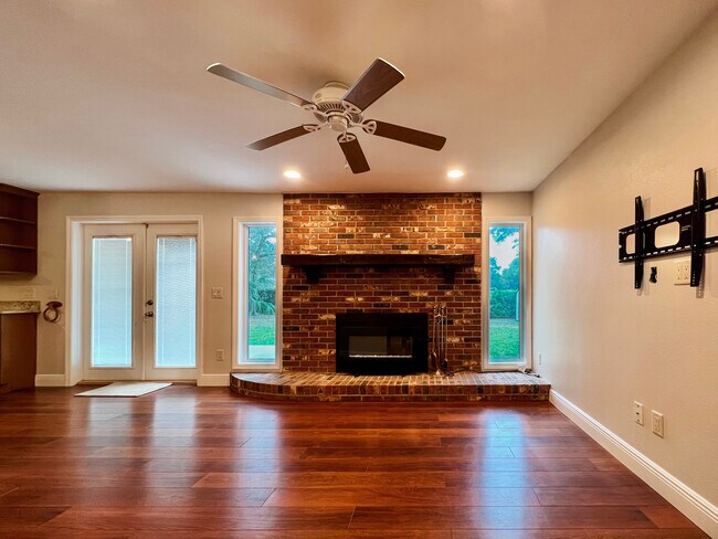 Building Photo - 1858 Oak Park Dr S