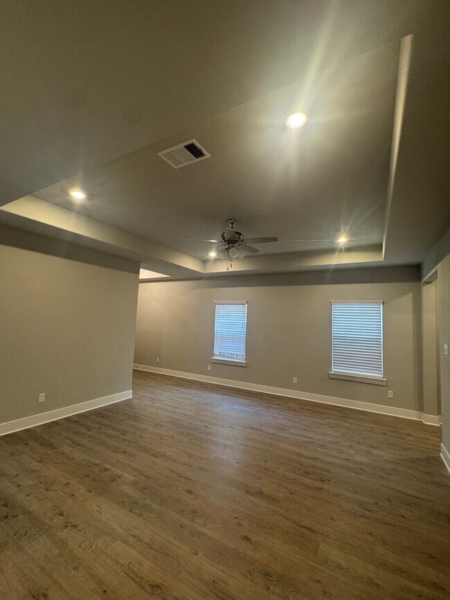 Building Photo - Enclosed Fenced Yard - 3/2/2 - Commuter Friendly