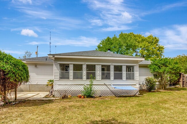 Building Photo - 3613 Burton Cir