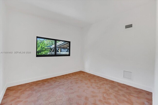 Building Photo - 7132 SW 65th Ave