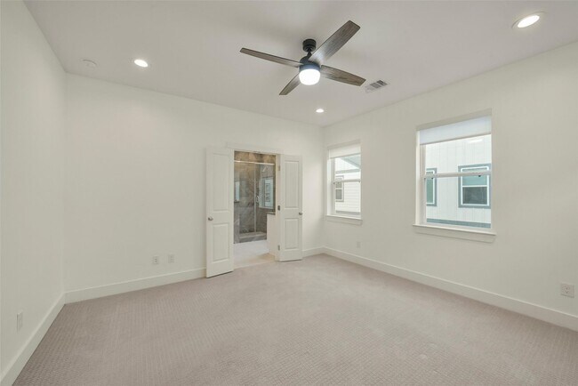 Building Photo - 760 W Donovan St