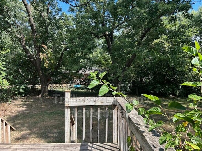 Building Photo - 401 SW Stoney Brook Ln