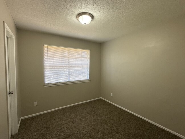 Building Photo - Start the year off in this charming 3 bed, 2 bath Broken Arrow home!