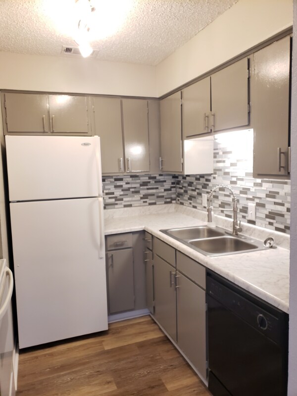 Primary Photo - 1100 E 10th St