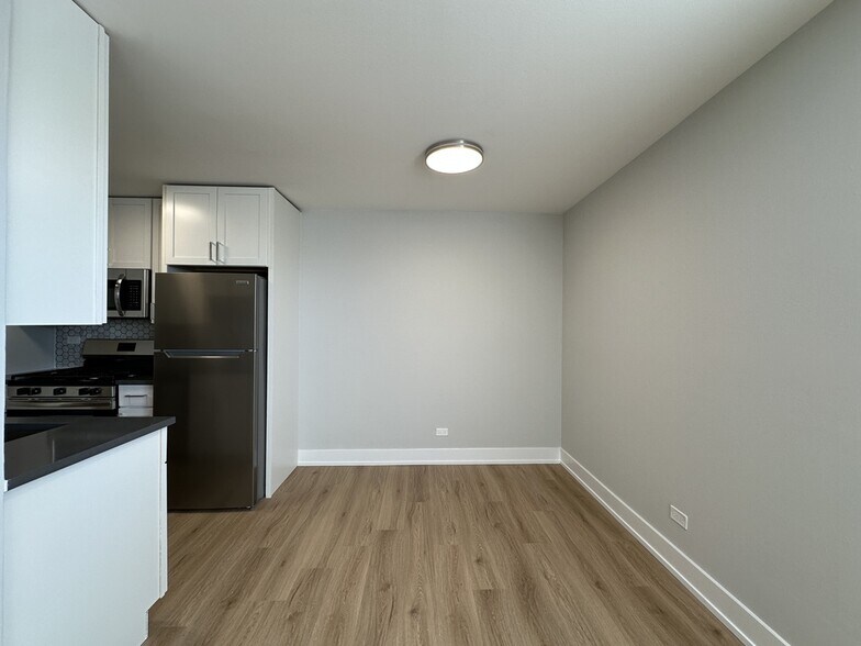 Building Photo - 535 W Aldine Ave